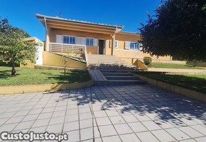 Moradia isolada T4 em Recarei de 250 m²