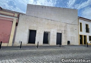 Prdio da banca destinado a servios composto por 2 pisos com 336 m2 situado no centro da Vila de Cuba no distrito de Beja