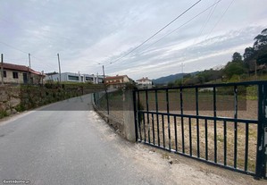Terreno rustico com 2 artigos matriciais - junto da estrada nacional 105 - Guimarães