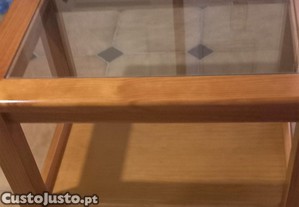 Mesa de centro em bom estado com marcas de uso