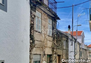 Duas Casas Em Ruinas, Em Banda, 3 Pisos,...