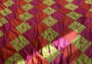 Colcha para cama de casal com losangos coloridos