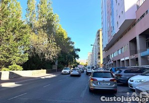 Loja / Estabelecimento Comercial em Queluz e Belas de 98,00 m