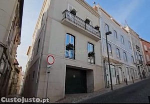 Prdio renovado no centro histrico de Sesimbra, com garagem e elevador
