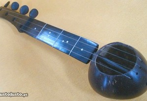 Instrumento de cordas (coco e madeira) 50x10x8cm