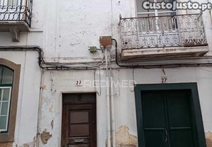 Moradia no centro histórico de elvas com 4 apartamentos independentes e pátio comum