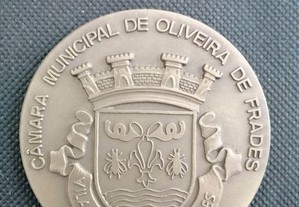 Medalha medalhão em metal da Câmara Municipal de Oliveira de Frades