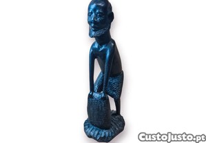 Escultura Africana Madeira   Figura Masculina com Saco (23,56,58 cm)