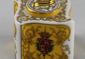 Tinteiro em porcelana com brasão, ricamente decorado com dourados