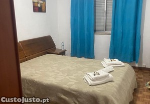Quarto em frente à Esc de Saúde/hospital