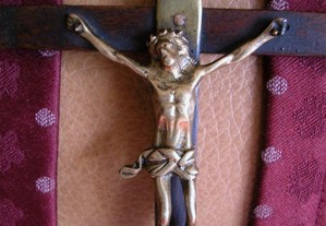 Cristo Cruxificado antigo em latão e pau santo
