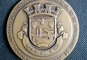Medalha medalhão em metal c/ gravação do brasão Vila de São Roque do Pico e domus Municipalis 1984
