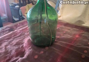Garraf�o de vidro verde.