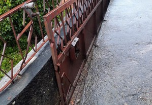 Portão de de correr em ferro e chapa. na cidade de Felgueiras