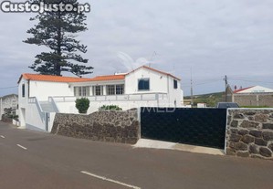 Moradia remodelada t3 em localização privilegiada   bom jesus, ilha da graciosa