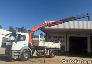 Mercedes Bi-basculante com grua
