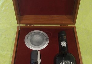 Caixa de madeira com Vinho Porto Ferreirinha 1984 e garrafa de whisky de 1989
