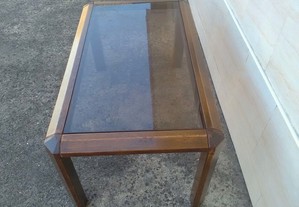 Mesa de centro em madeira maciça com tampo em vidr