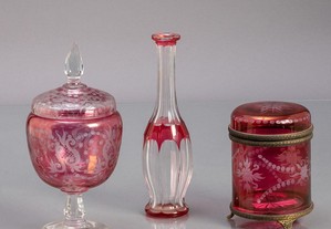 Bomboneira, caixa e garrafa em vidro e cristal