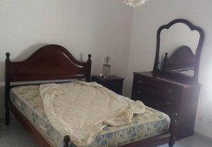 Mobília de Quarto com cama de casal, em madeira de mogno