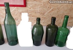 Garrafas de vidro antigas verdes