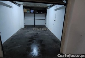 No Perca Esta Grande Oportunidade! Garagem Em Box Espaosa Muito Bem Localizada Em Zona Privilegiada Na Principal Rua De Carvoe