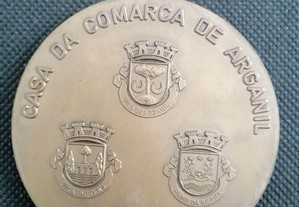 Medalha medalhão em metal com gravação dos 50 Anos da Casa da Comarca de Arganil 1929 - 1979