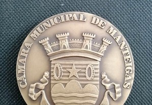 Medalha medalhão em metal com gravação, Câmara Municipal de Manteigas e dos 800 anos do foral
