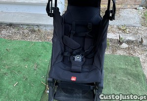 2 carrinhos de bébé e um assento de bébé para carro