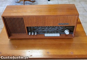 Rdio antigo Loewe Opta