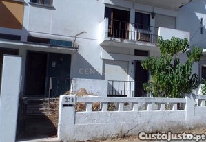 Prdio Urbano com 3 Pisos e Quintal em vora