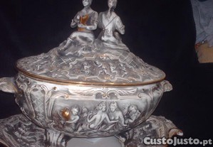 Terrina com travessa grande