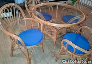 Conjunto mesas e cadeiras