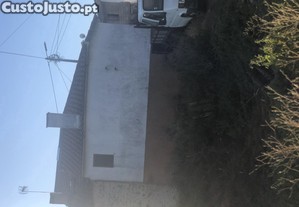 Casa com loja e jardim