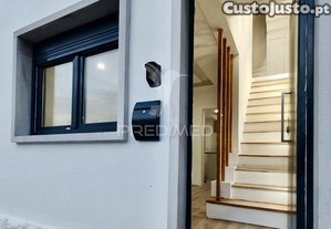 Moradia t2+1 com quintal totalmente remodelada em almada