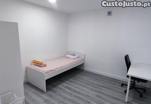 Quarto mobilado disponível em frente à estação Agualva-Cacém
