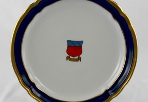 Prato porcelana Artibus, com brasão e bordo em dourado e azul-cobalto