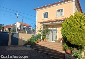 Moradia T4 em Sobrena   Excelente estado, com suite, churrasqueira situada numa zona muito calma.