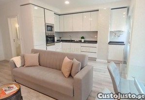 Apartamento T2 Totalmente Renovado e Mobilado com Charme | Estrada de Benfica