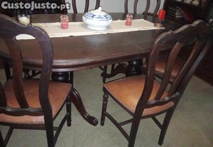 Mesa com 6 cadeiras em mogno