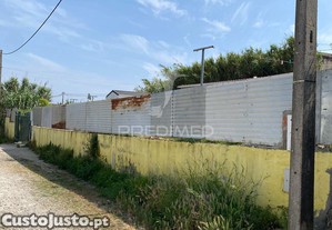 Terreno em almada com 4 casas , otimo para investimentos --sobreda