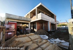 Casa de Luxo em Foros de Amora com Piscina e Jardim Privado