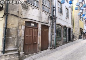 Pr�dio de 4 pisos, com varandas, no centro hist�rico da cidade de Chaves.