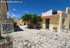Moradia térrea T4 em Atouguia da Baleia de 175 m²