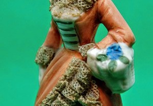 Estatueta vintage de dama em porcelana e tecido