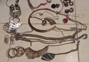 Pack de colares, pulseiras e anéis, a precisar de manutenção ideal para peças