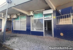 Loja ampla, loures.