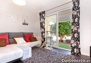 Moradia bifamiliar remodelada com jardim e piscina, loures