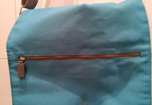 Mala saco à tiracolo, da Calvin Klein, com bolso com fecho na aba