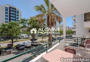 Elegante T2 Duplex a 5 minutos da praia de Quarteira, Algarve